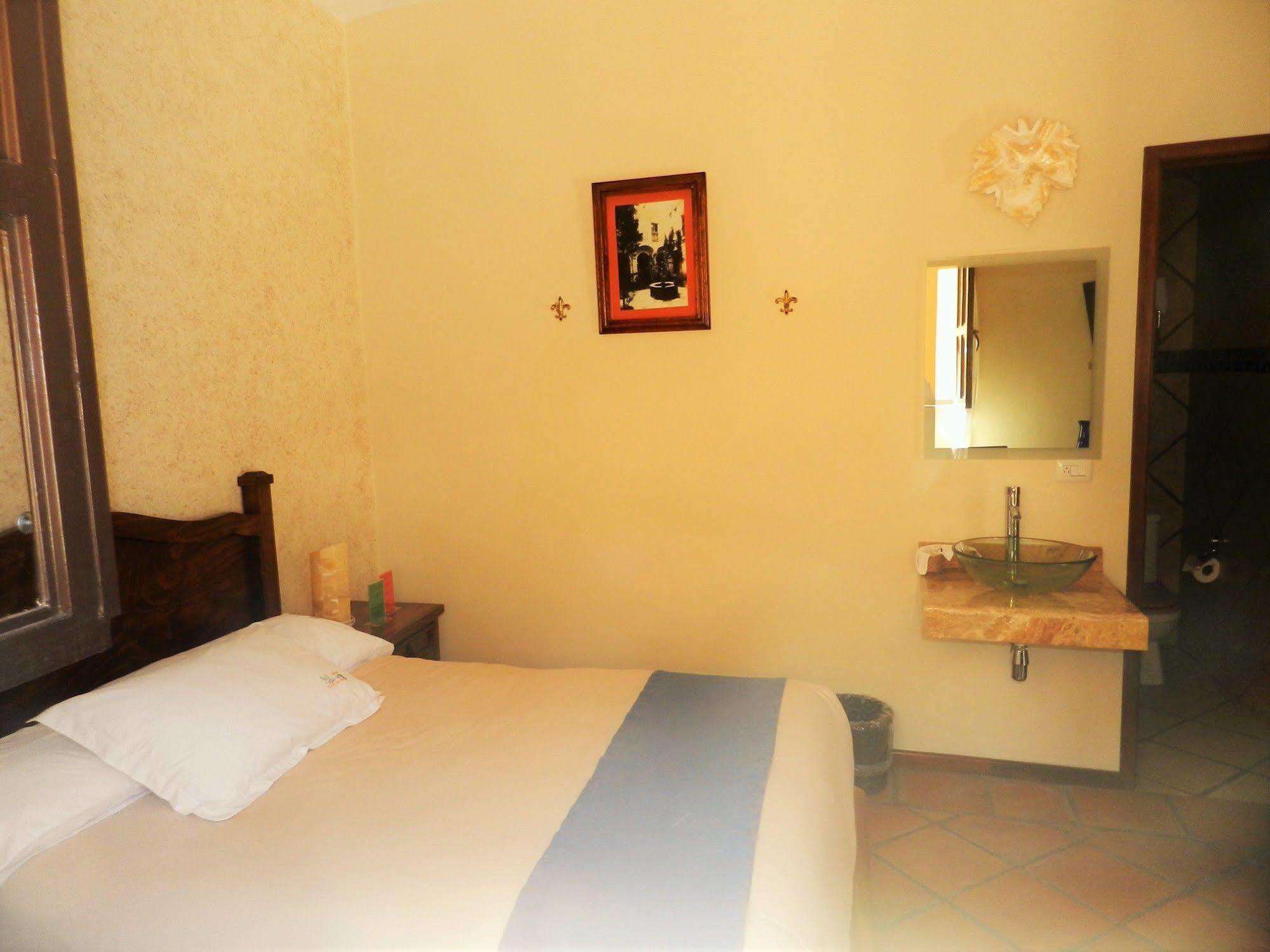 Collection O Al Otro Lado Del Rio, Puebla Hotel Bagian luar foto A room at the hotel