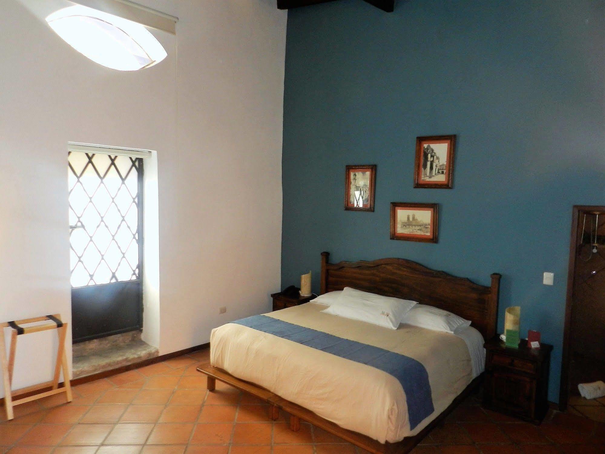 Collection O Al Otro Lado Del Rio, Puebla Hotel Bagian luar foto A room at Hotel San Cristóbal