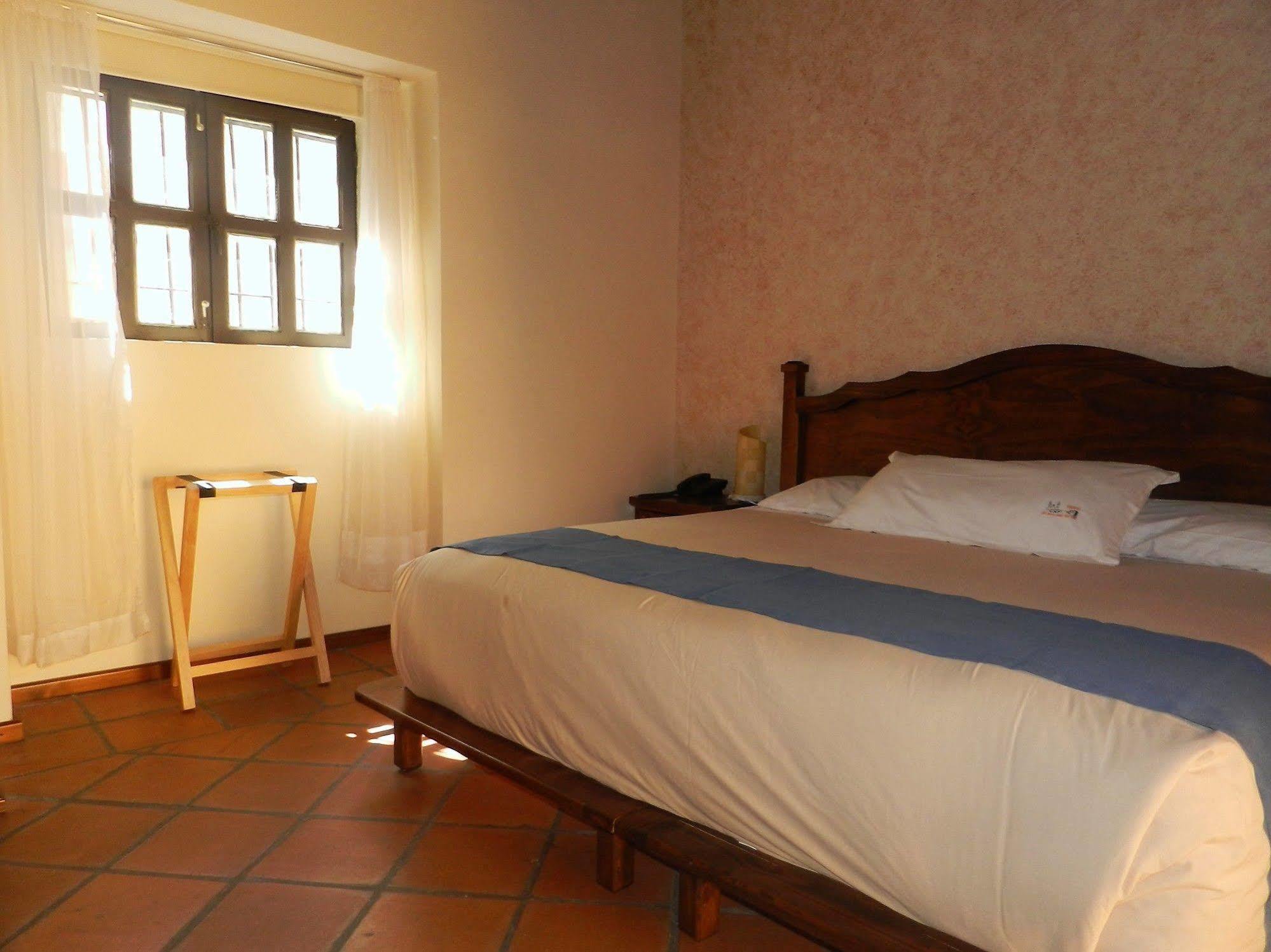 Collection O Al Otro Lado Del Rio, Puebla Hotel Bagian luar foto A room at Hotel San Cristóbal